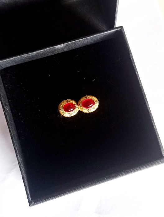 Spinki do mankietów z czerwonym kaboszonem