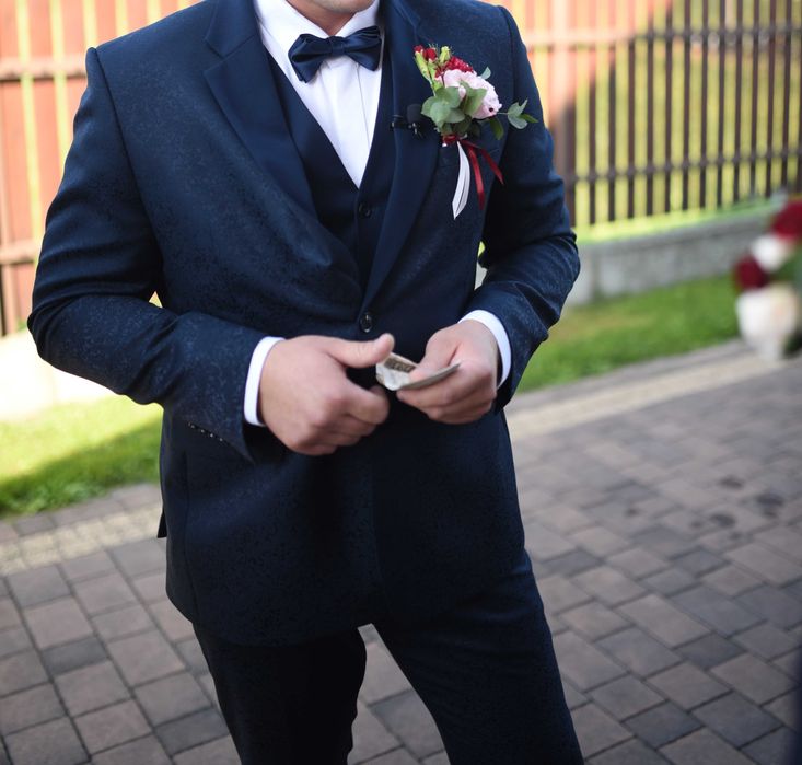 Garnitur granatowy z haftem