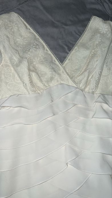 Весільня сукня молочного кольору