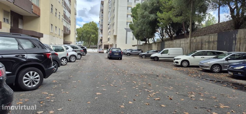 T3 Lumiar com varanda e terraço, pronto a habitar