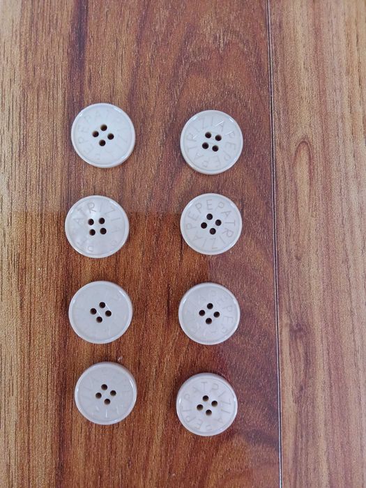 Oryginalne guziki Patrizia Pepe z wysokiej jakości tworzywa