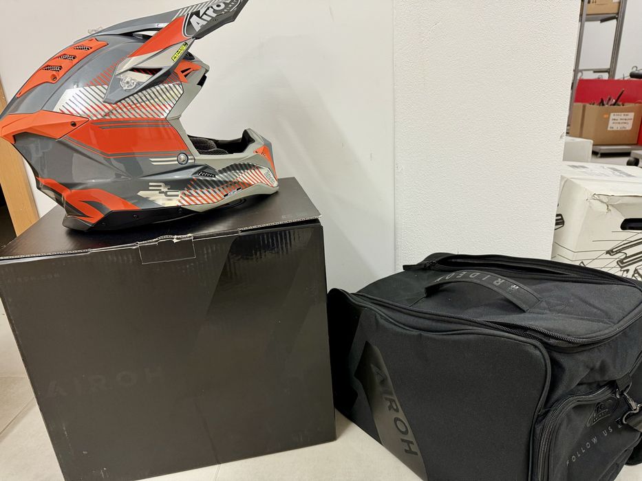 Capacete Aviator 3 Carbono Tam L semi novo