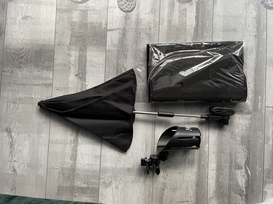 Parasolka, uchywt na napoj i mata do wózka spacerowego.