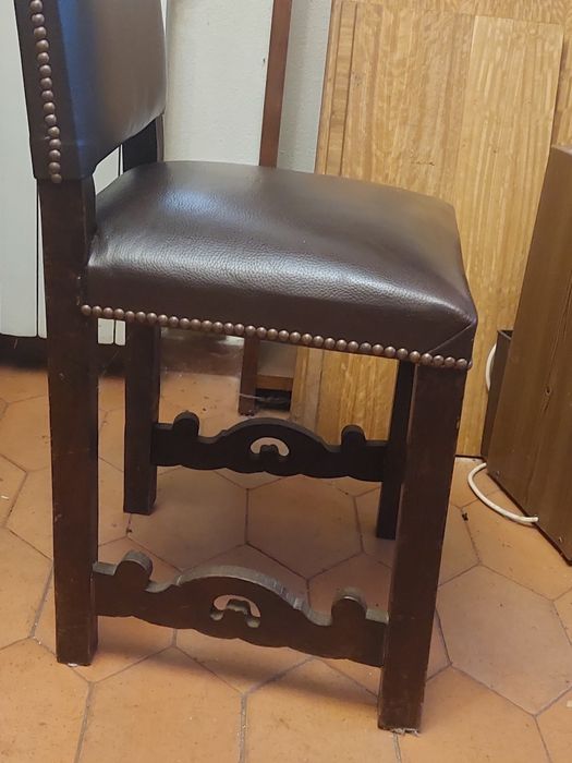 Cadeira em couro e madeira