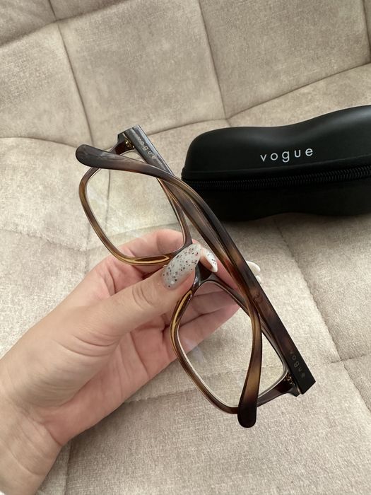 Окуляри Vogue (правий -4,5 ; лівий -3,75)
