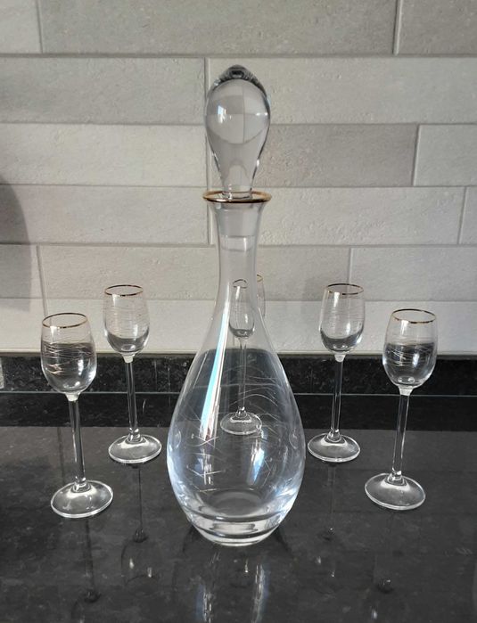 Conjunto de Garrafa e 5 Copos de Licor de Pé Alto