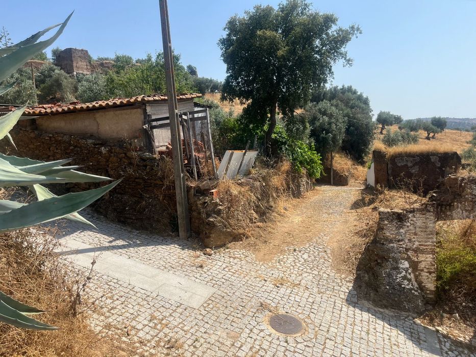 EVORA - Terreno Rústico com Vista para o Castelo de Portel – 1.000m²