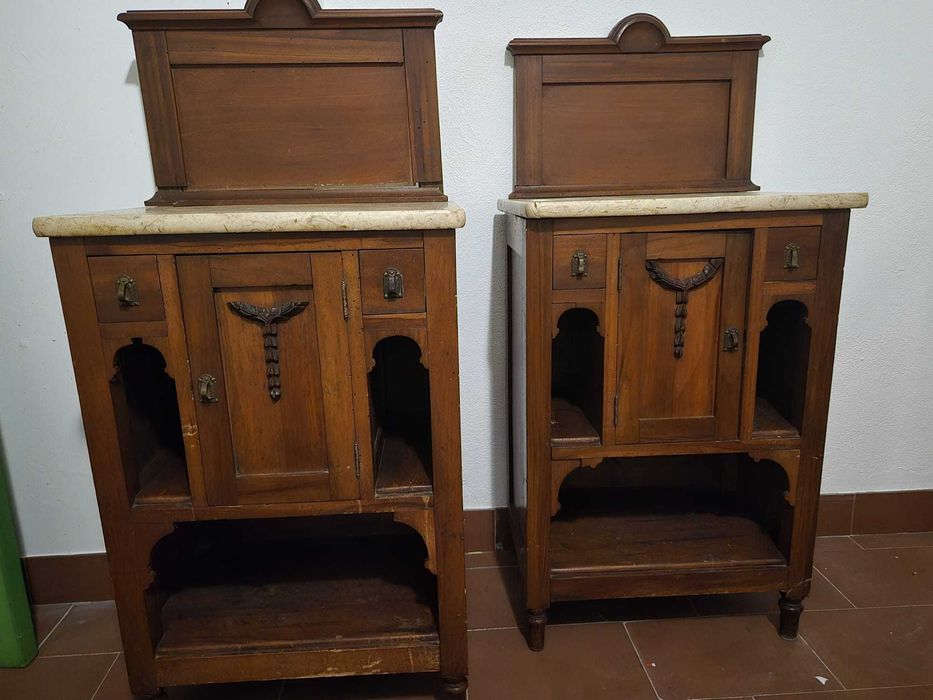 Par de mesas de cabeceira antigas em madeira com tampo de mármore