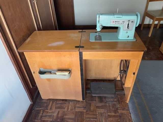 Mesa de Costura com máquina SINGER