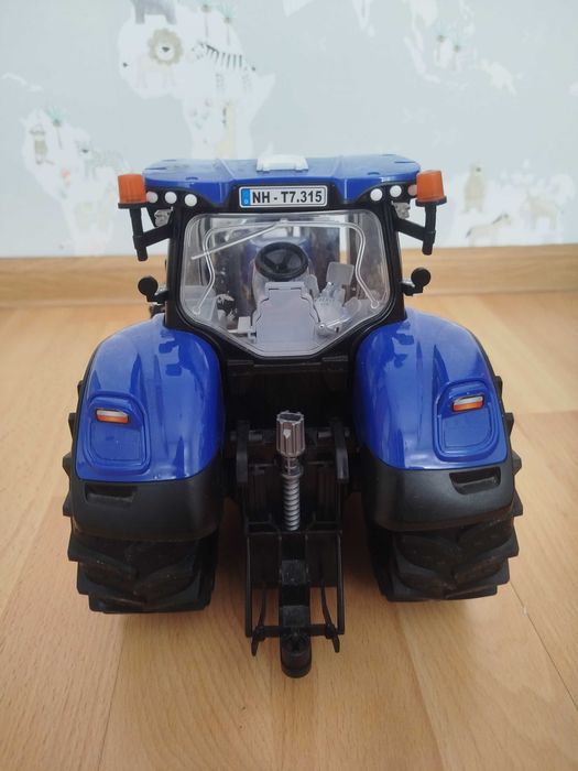Трактор Bruder New Holland