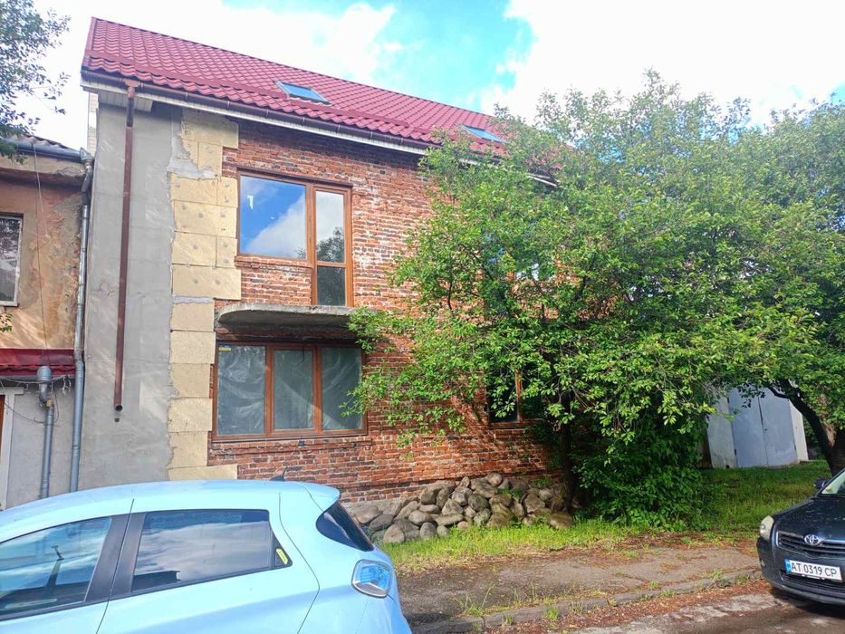 Півособняк з частковим ремонтом  по вул. Бандери