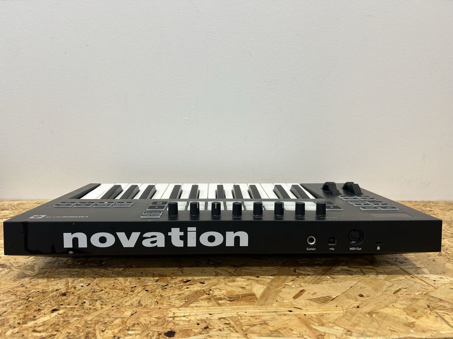 Teclado Controlador MIDI Novation Launchkey MK3