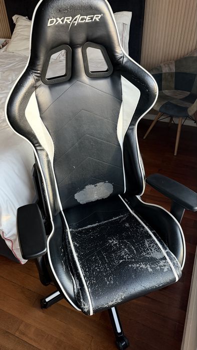 Cadeira Gaming DXRacer Fórmula F08 - Preto / Branco