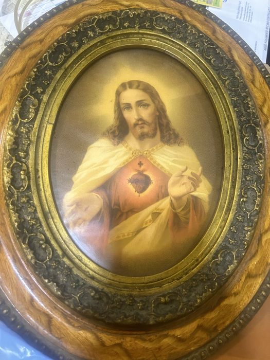 Vendo quadro antigo do sagrado coracao de Jesus