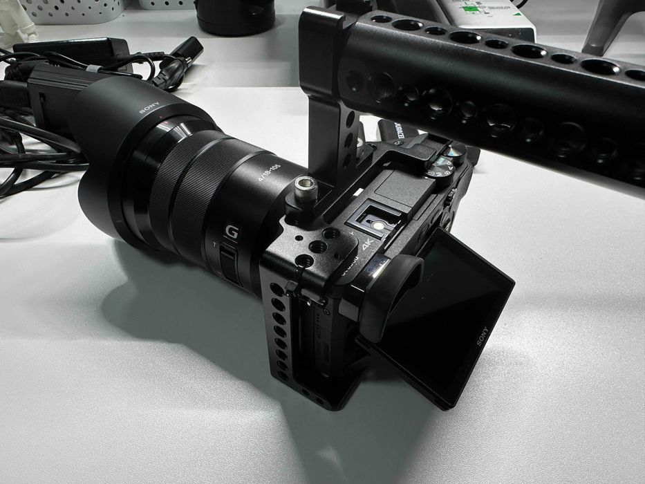 Sony a6300 / 18-105 oss f4 / 50 f1.8/ Cage SmallRig /extras