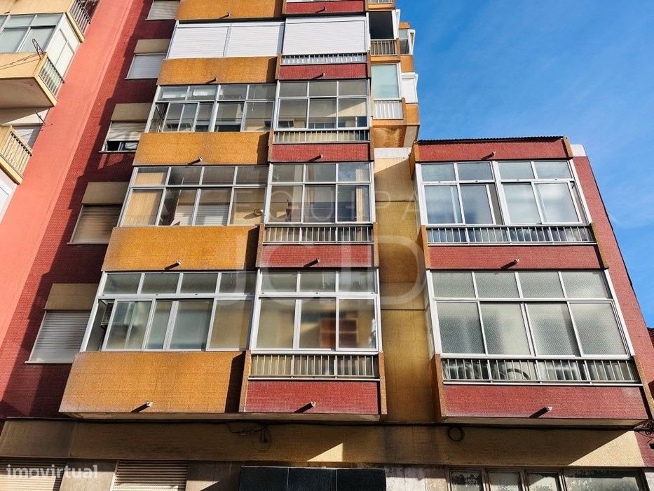 Apartamento T2 Renovado com Varanda e Elevador | Entrecampos, Lisboa