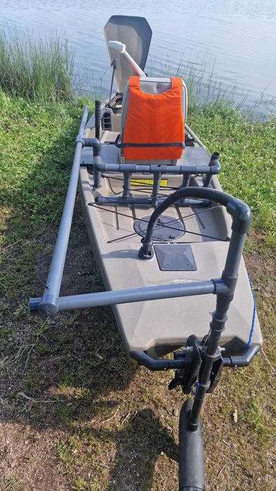 Kayak de pesca com motor elétrico