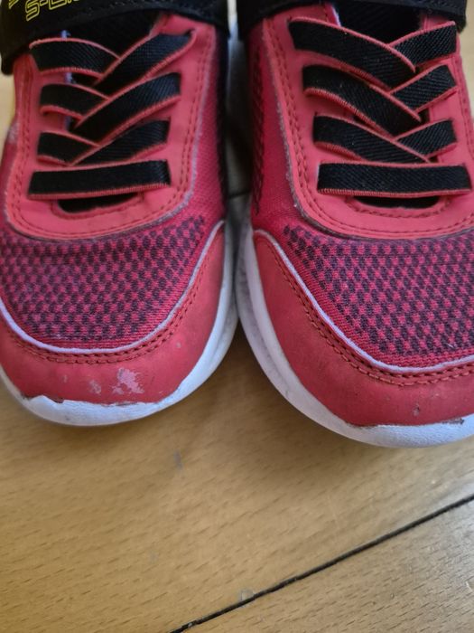Sapatilhas Skechers vermelha com luzes