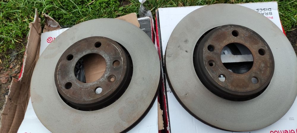 Продам тормозные диски передние  хор состояние оригинал