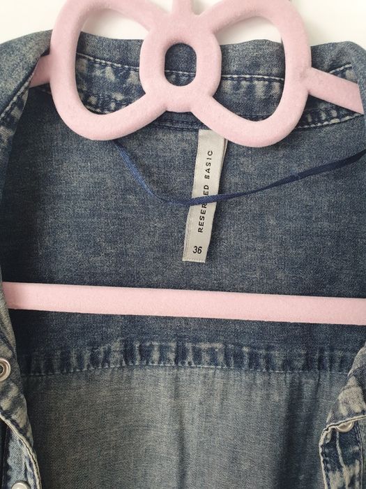 Jeansowa koszula Reserved  z ozdobnymi perłowymi guziczkami.