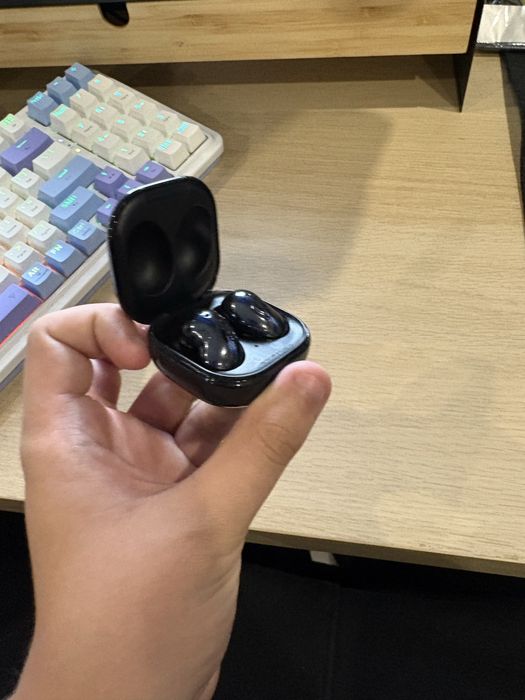 Samsung Galaxy Buds Live bezprzewodowe sluchawki Bluetooth stan dobry