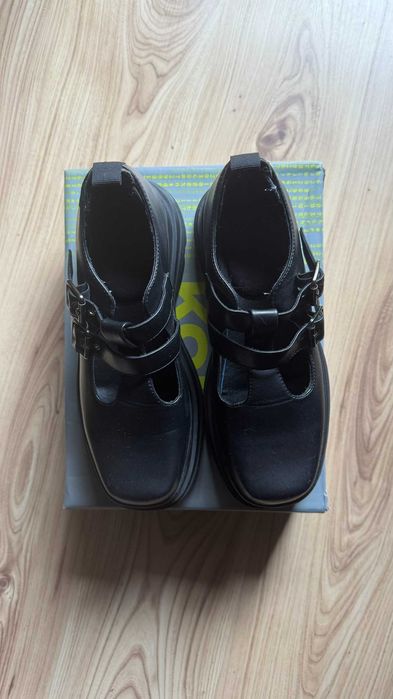 Buty KOI  w stylu Wednesday