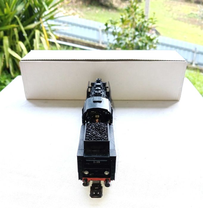 MARKLIN 24.058, Locomotiva a vapor com reboque