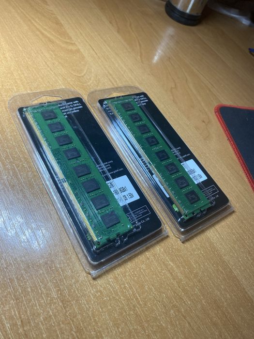 Две платы DDR3 1600 по 4 GB
