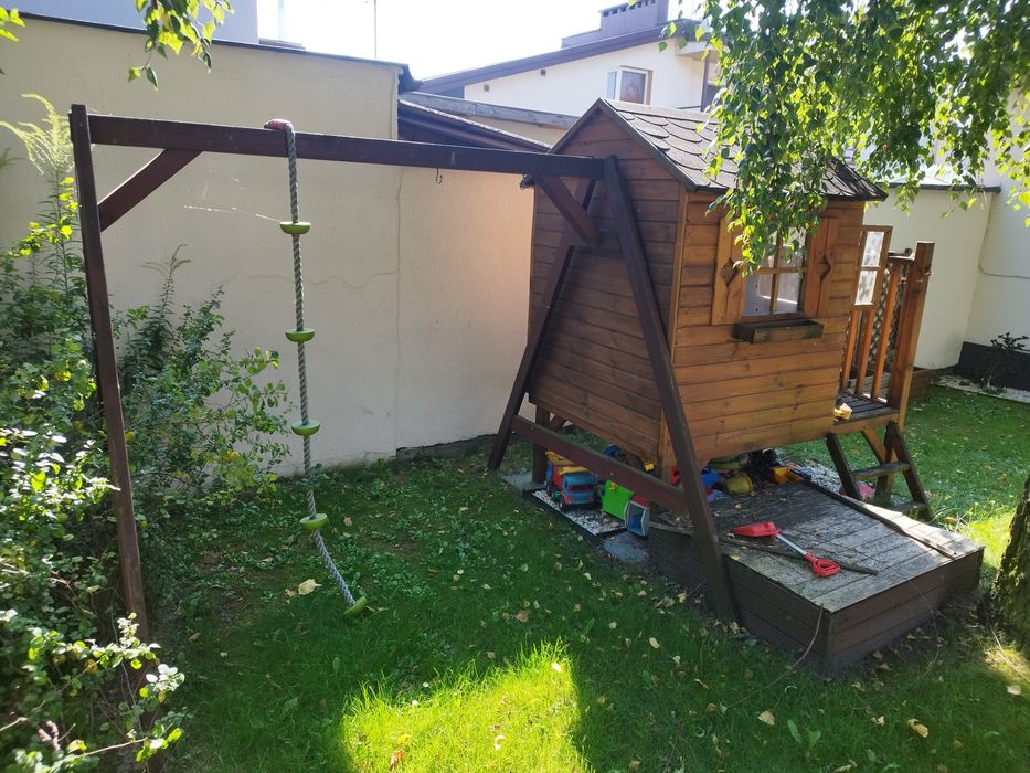 Domek ogrodowy, kryty gontem, piaskownica i huśtawki