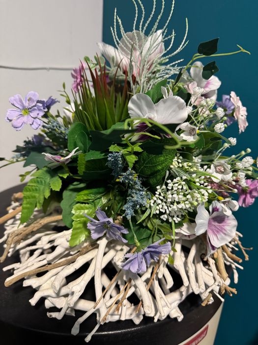 Stroik domowy ze sztucznymi kwiatami