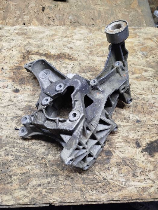 Кронштейн генератора Рено 7700113574 Renault Megane, Scenic 1.9 dci