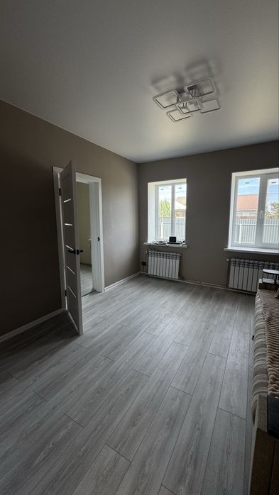 Продаж будинку у центрі Орлівщини , ремонт , гараж , ділянка 10 соток . По домовленісті співпрацюємо по державній програмі .