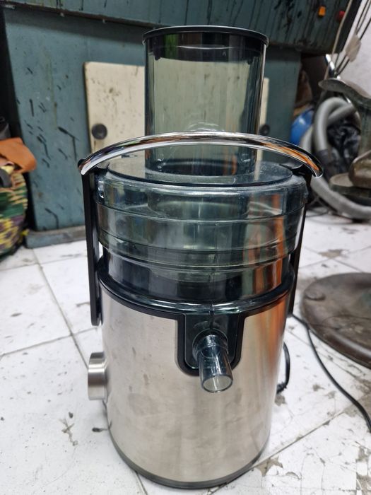 Máquina de sumos naturais (centrifugadora)