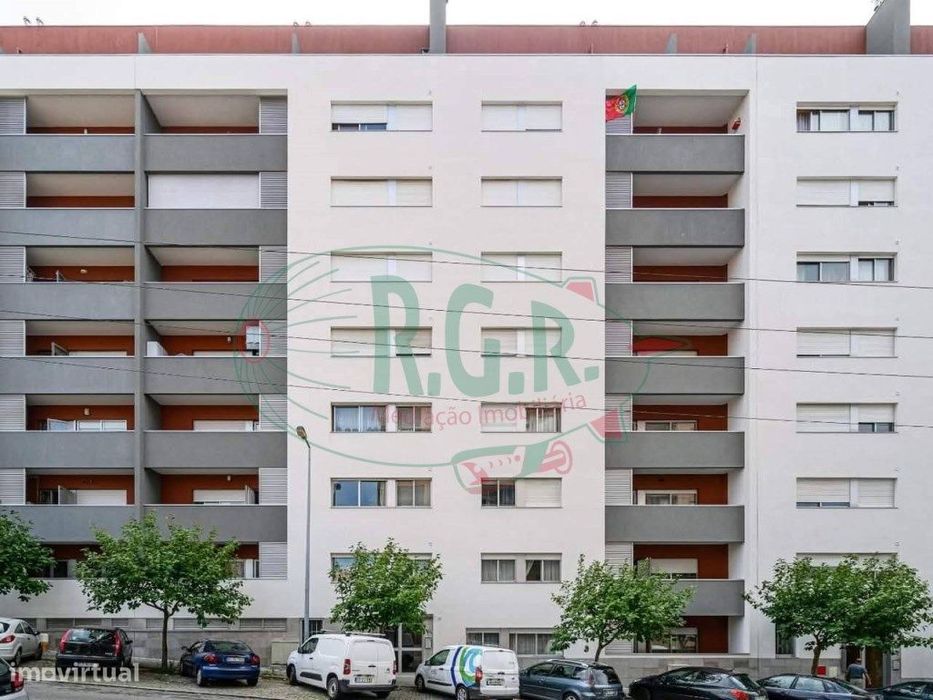 T1 c/ Terraço Próximo Estação Comboios de Rio Tinto e Metro