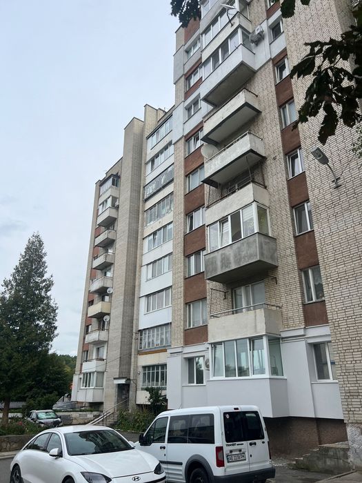 Простора 4-х кімнатна квартира 80м² | Стебницька