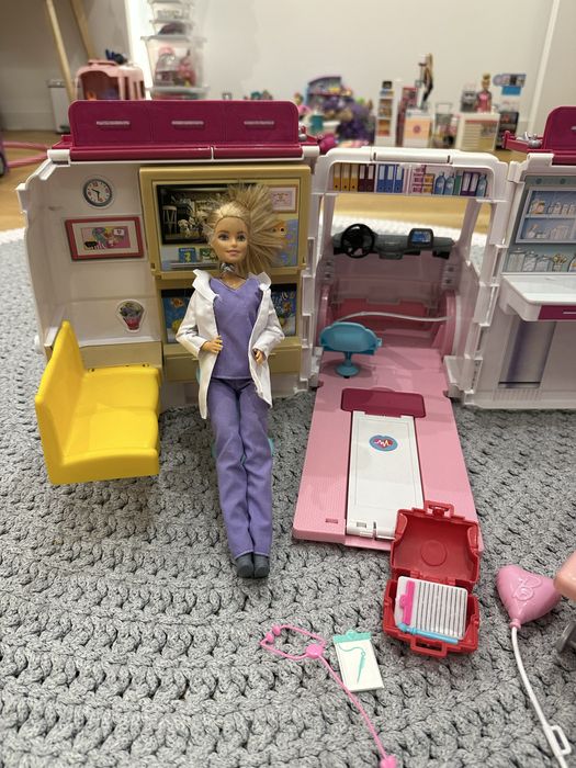Barbie karetka zestaw z lalką FRM19