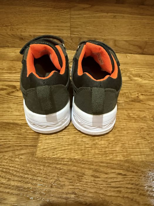 Продам дитячі кросівки