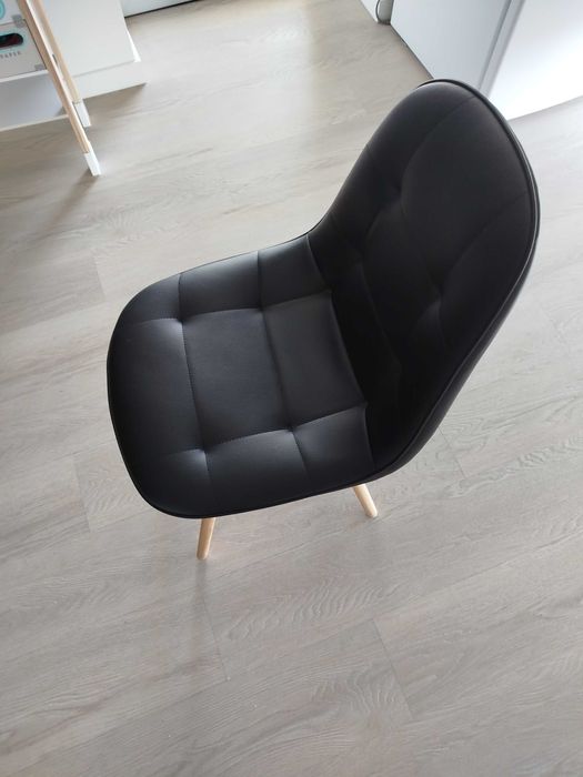 Mesa e quatro cadeiras como novas - 160 euros