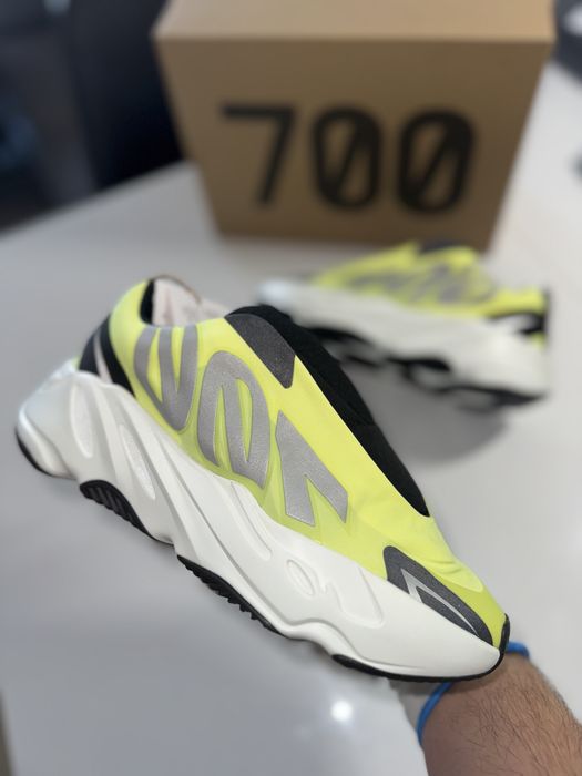 Yeezy 700 MNVN Phosphor 38