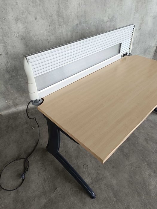 Biurko Steelcase TNT 160 cm z panelem