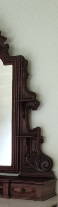 Cómoda antiga com pedra mármore e alçado com espelho