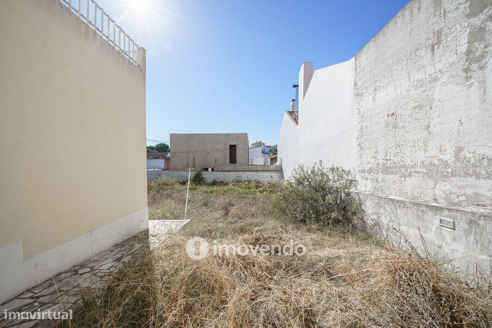 Moradia T4 com garagem e próxima da praia, na Charneca da Caparica