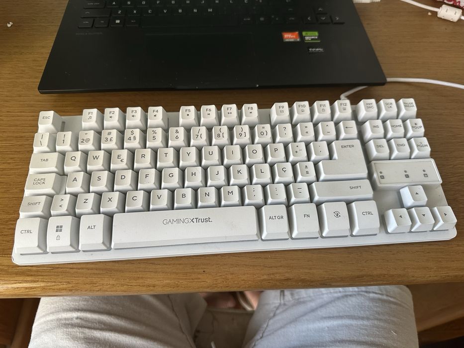 Teclado Mecânico Feel TKL RGB Branco | Layout Português | Trust Thado