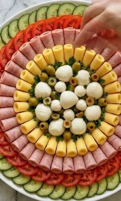 Deski serów, wędlin, owoców i warzyw, boxy: mini burgery, tortille, rogaliki z ciasta francuskiego