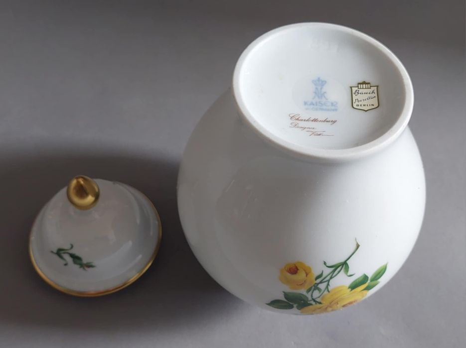 AK Kaiser Sharlottenburg amfora. Żółta róża