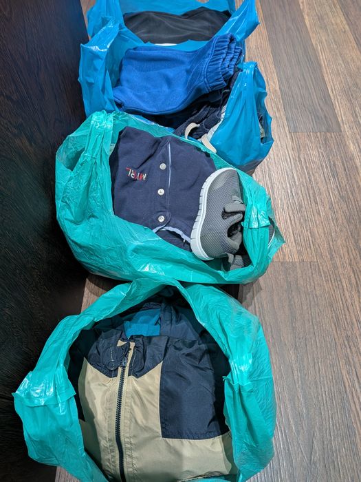 Roupa de menino em bom estado