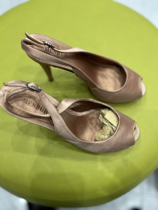 Sapatos de festa, comorados na Haity