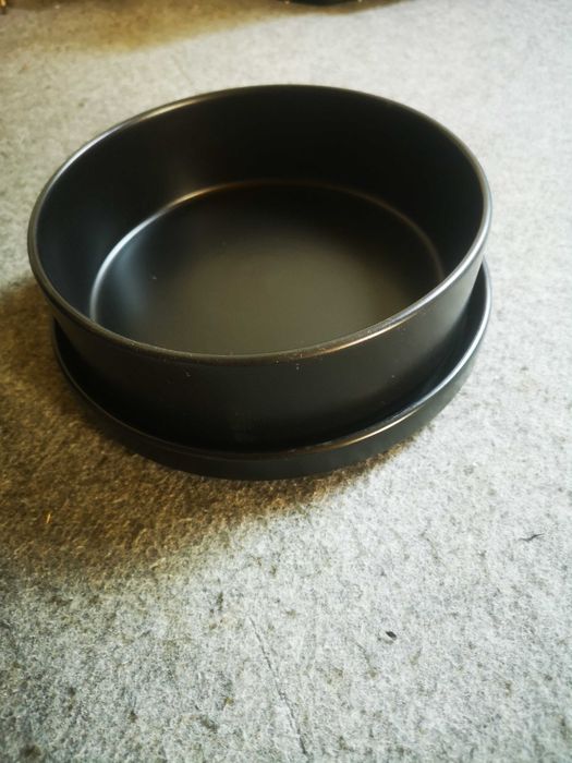Talerze ceramiczne czarne.