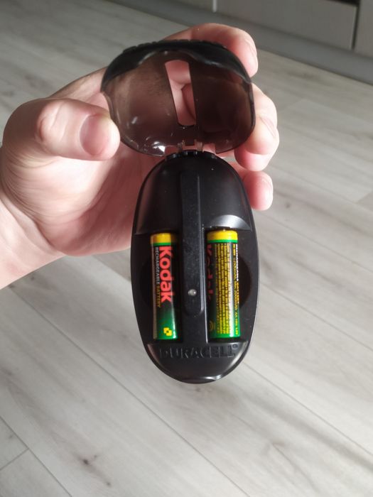 Зарядний пристрій для акумуляторів "пальчиків".