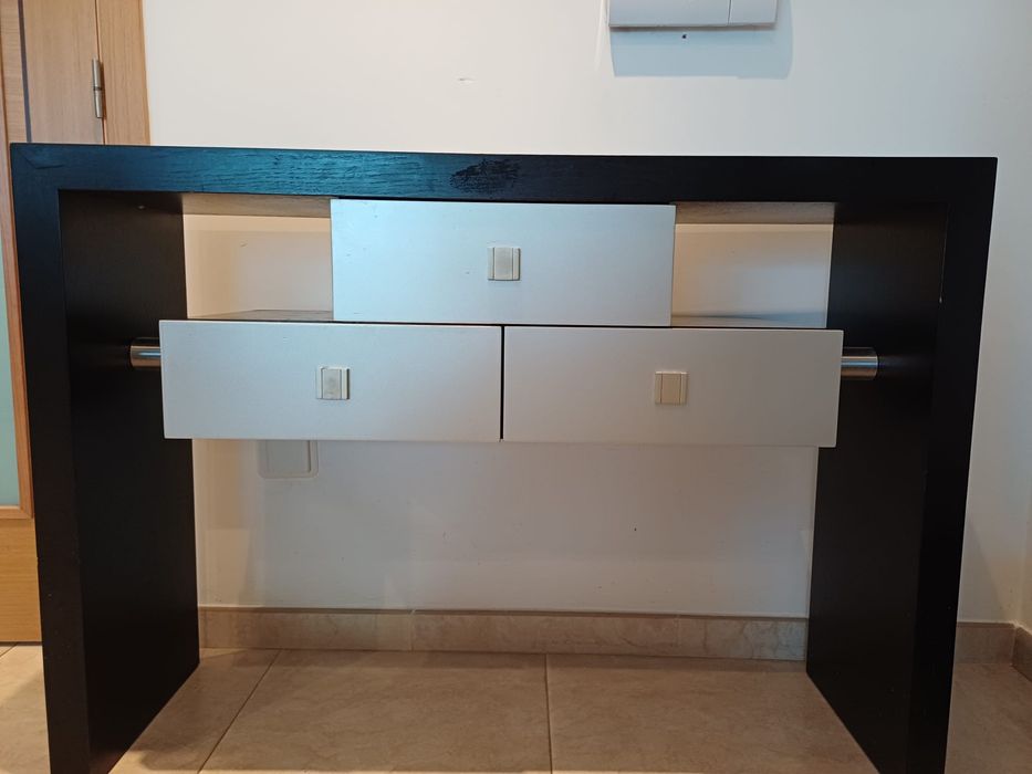 Consola Wengue e Prata